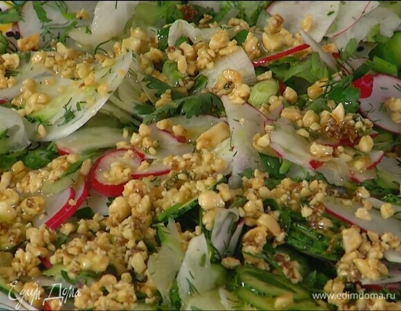 Арахис измельчить в блендере в крошку, присыпать салат и полить все ароматным маслом.