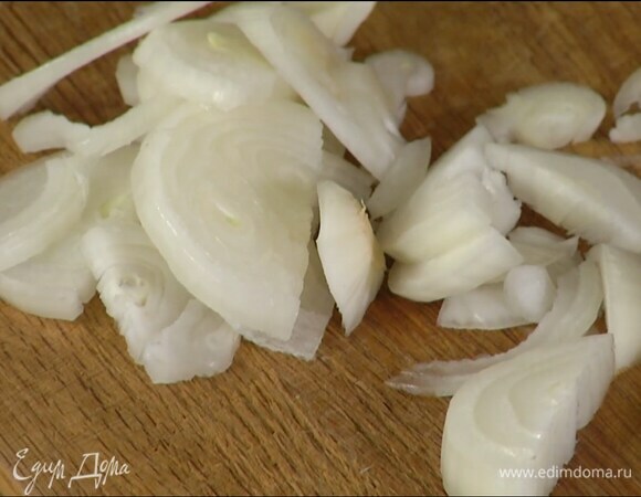 Луковицу почистить и нарезать полукольцами.