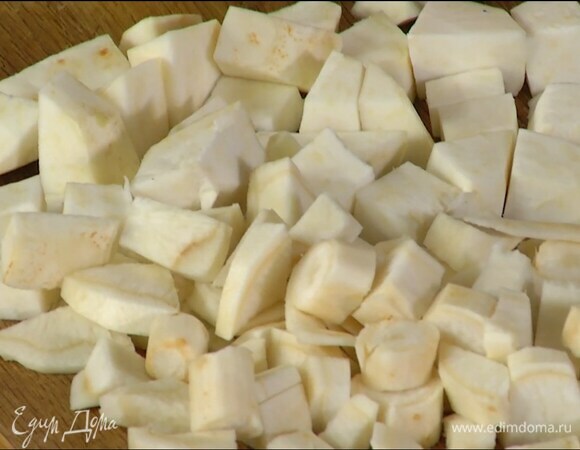 Корни пастернака и сельдерея почистить и нарезать маленькими кусочками.