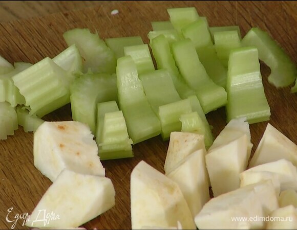 Стебель сельдерея нарезать поперек.