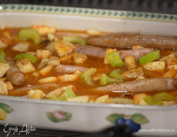 В сковороду влить оставшееся оливковое масло, выложить весь сельдерей и пастернак, добавить томатную пасту, горчицу, сидр и довести до кипения, затем влить горячий бульон, все перемешать и равномерно разложить на колбаски, посолить и поперчить.