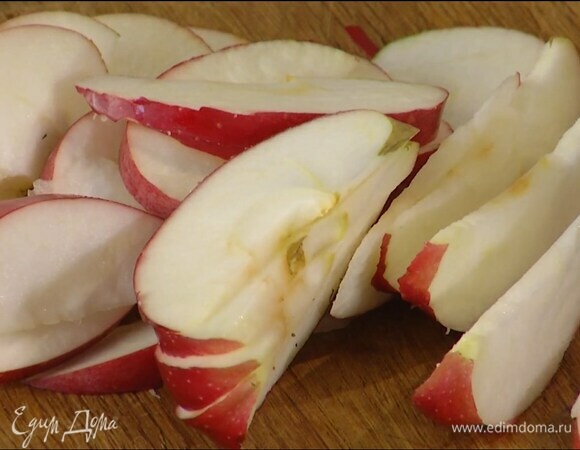 Яблоко, удалив сердцевину, нарезать тонкими дольками, выложить на колбаски, посыпать все листьями шалфея и запекать еще 5 минут.