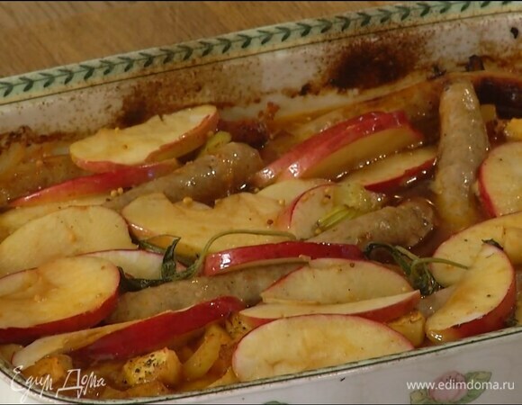 Готовые колбаски украсить листьями мяты.