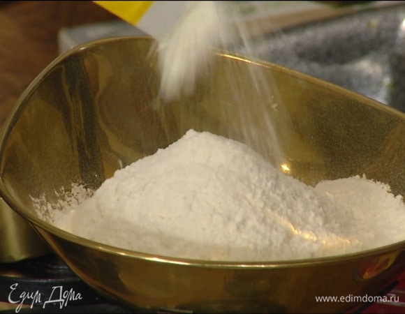 Муку и 150 г сахара перемешать с разрыхлителем и солью.