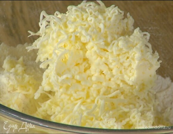 В миску с мукой натереть на мелкой терке 170 г предварительно охлажденного сливочного масла.