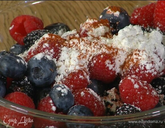 Ягоды посыпать крахмалом, перцем, оставшимся сахаром и перемешать.