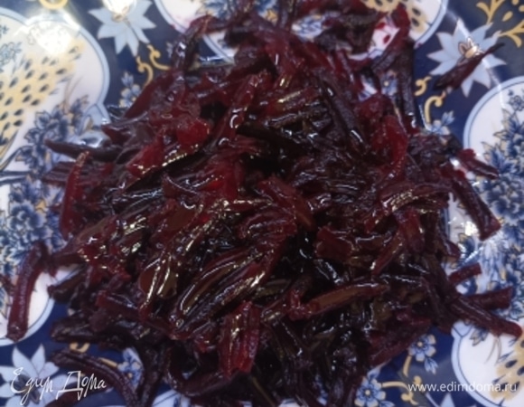 Свеклу отварить или запечь. Остудить и очистить. Натереть на крупной терке. Сбрызнуть соком лимона и полить оливковым маслом. Посолить.