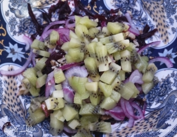 Орехи порубить ножом. Я обычно грецкие орехи промываю и замачиваю на несколько часов. Я стала делать это после прочтения статьи на нашем сайте «Вопрос недели: нужно ли мыть орехи?». Попробуйте. Это не только вкусно, но и полезно. Исчазает горечь, орехи становятся даже слаще. Киви очистить, нарезать кубиками и вместе с луком и орехами добавить к свекле. Перемешать и подавать.