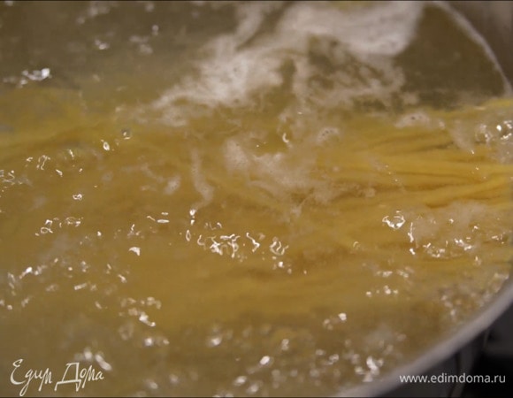 Букатини отварить в подсоленной воде согласно инструкции на упаковке, затем воду слить и сохранить.