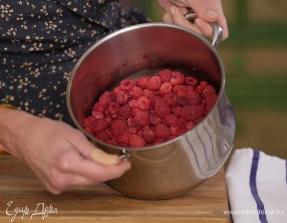 Замороженную малину выложить в кастрюлю и разморозить.