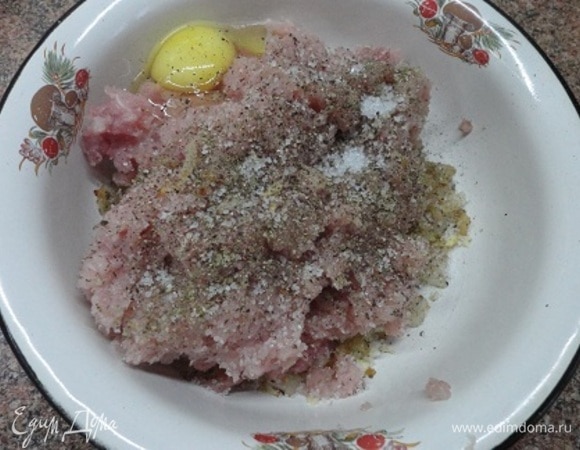 Лук нарезать очень мелкими кубиками (можно слегка обжарить). Так же мелко порубить зеленый перец без семян. Чеснок мелко порубить. Рис сполоснуть и обсушить. Вместе с овощами выложить рис к мясу, добавить желток, специи и все хорошо перемешать. Слегка отбить.