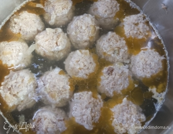 Сформировать шарики размером с мяч для пинг-понга. В большой кастрюле вскипятить воду, посолить ее и выложить в нее тефтели. Варить при едва заметном кипении 20 минут. Затем выложить шумовкой и дать полностью стечь воде.