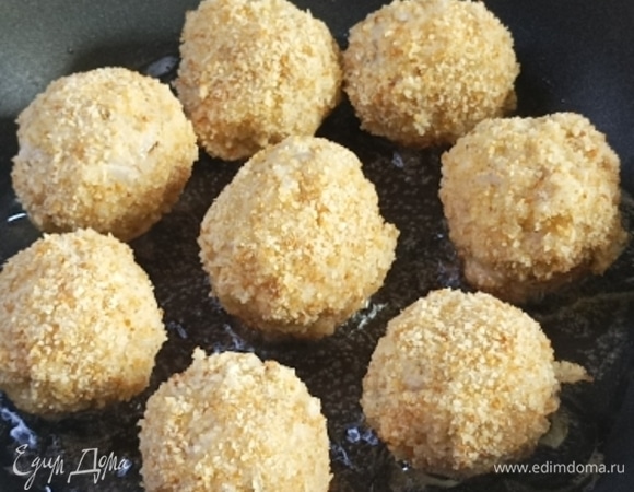 Яйцо для панировки взбить. Тефтели сначала обмакнуть во взбитом яйце, затем запанировать в сухарях и обжарить в горячем растительном масле со всех сторон до хрустящей корочки.