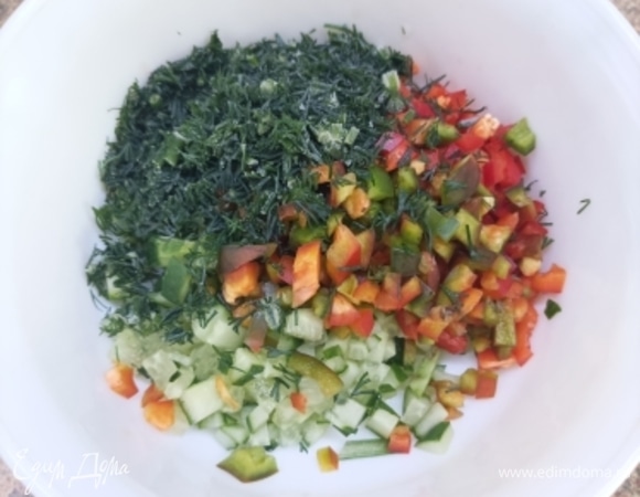 Для соуса все перцы и огурец нарезать мелкими кубиками. Укроп мелко нарезать.