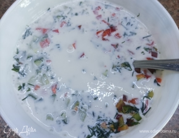 Залить йогуртом и посолить по вкусу.