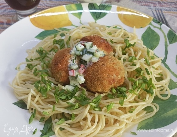 Подавать тефтели с соусом. По желанию приготовить гарнир.