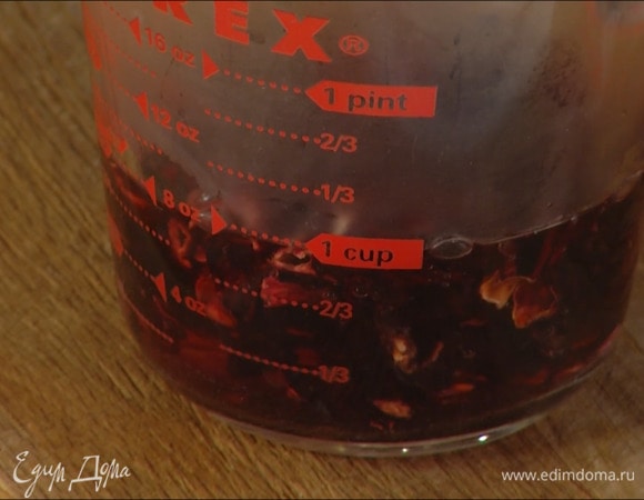 Каркаде залить 150 мл кипятка, всыпать 50 г сахара и дать настояться.