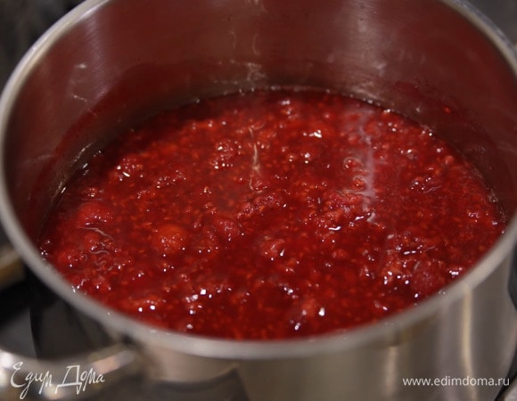 Оставшийся сахар всыпать к размороженной малине и на маленьком огне дать ему раствориться, затем влить апельсиновый сок и, помешивая, прогревать 5–7 минут.