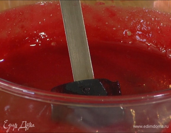 Банан почистить и отправить в чашу блендера, влить немного малиновой массы и взбить, затем выложить в малиновое пюре и перемешать.