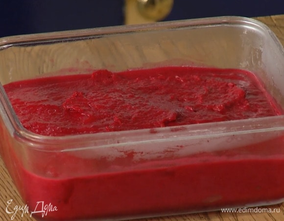 Перелить пюре в стеклянную форму и отправить в морозильник на 2–3 часа, каждые полчаса взбивать погружным блендером.