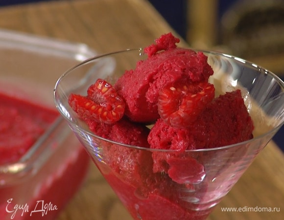 Подавать со свежей малиной и листиками тархуна.