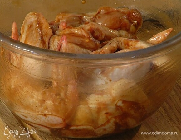 Куриные крылья выложить в глубокую миску, добавить мед, соевый соус, оливковое масло, горчицу, томатную пасту, паприку и перец чили, все посолить и перемешать.