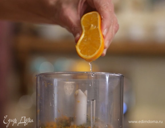 Цедру лимона натереть на мелкой терке, выжать из него 1 ст. ложку сока.