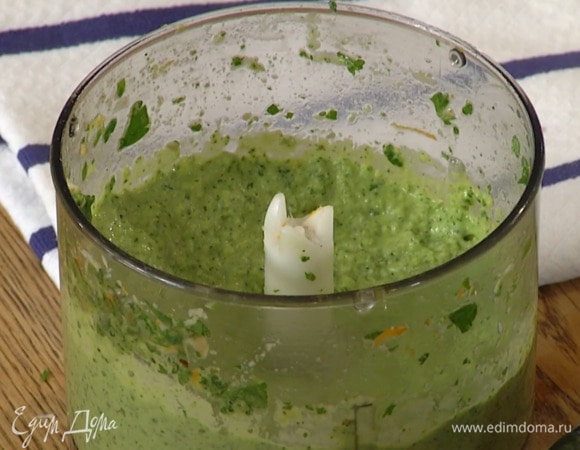 <br />
Приготовить соус песто: все семечки подсушить на разогретой сухой сковороде и выложить в чашу блендера, добавить 2 ст. ложки оливкового масла, лимонный сок, листья базилика и петрушки, всыпать по щепотке чили, черного перца и соли, все измельчить.<br />
 