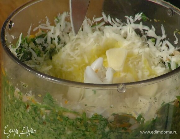 Добавить в соус чеснок, половину натертого пармезана, 2 ст. ложки оливкового масла и все взбить, затем влить немного воды, в которой варились макароны, и еще раз взбить.