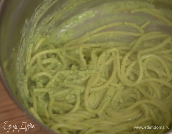 Выложить песто в макароны, влить 100–150 мл воды, в которой они варились, и перемешать.
