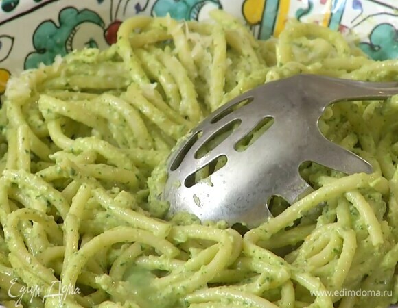 Дно глубокой тарелки слегка посыпать пармезаном, сбрызнуть оливковым маслом, выложить пасту и посыпать оставшимся сыром.