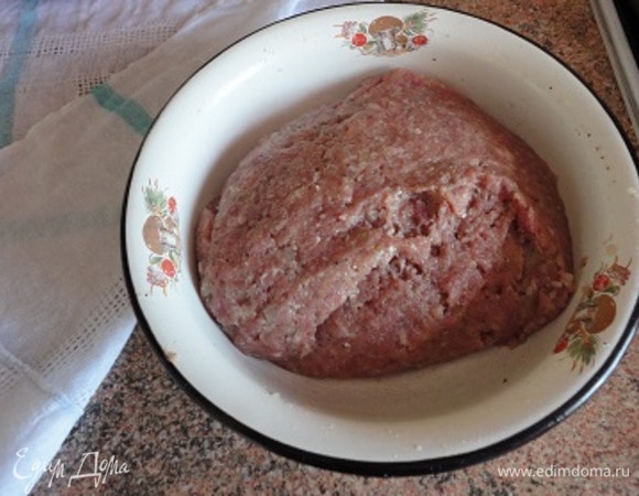 Лук мелко нарезать и обжарить до прозрачности. Хлеб залить молоком. К пропущенному через мясорубку мясу добавить остывший лук, слегка отжатый хлеб, желток яичный, соль, перец. Хорошо перемешать и отбить. Закрыть пленкой и отправить в холодильник минимум на 30 минут, а можно и больше, до 3 часов.