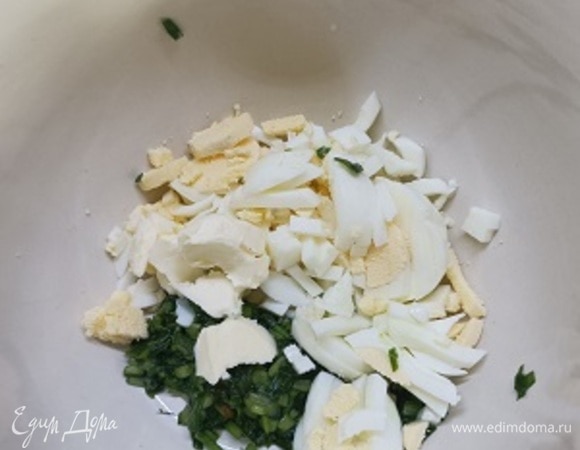 Для начинки яйца отварить и мелко нарезать. Перья лука нарезать и растереть с солью. Все соединить, добавить мягкое сливочное масло и перемешать.