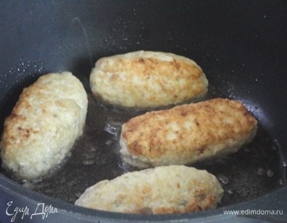 Влажными руками разделать созревший фарш на лепешечки весом 65–70 г. На середину каждой лепешки выложить по 1 ч. л. начинки и влажными руками соединить края, придавая форму колбаски. Запанировать в сухарях. Обжаривать зразы в умеренно разогретом растительном масле. Жарьте небольшими порциями. Переворачивая, обжарить со всех сторон.