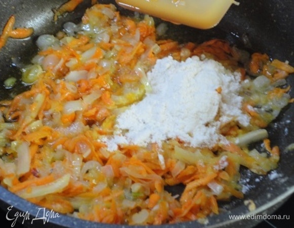 Лук, морковь, корень петрушки нарезать мелкой соломкой и пассеровать в жире 5–7 минут, добавить муку и обжарить до коричневого цвета.