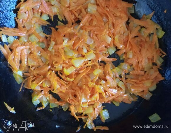 Для начала варим говяжий бульон. Заливаем промытое мясо холодной водой. У меня 3 литра. Доводим до кипения, снимаем пену, уменьшаем огонь и варим 1,5–2 часа в зависимости от мяса. Пока варится бульон, мелко шинкуем лук, морковь трем на крупной терке. На растительном масле обжариваем лук минуты 3–4, добавляем морковь. Обжариваем до средней мягкости минут 10.