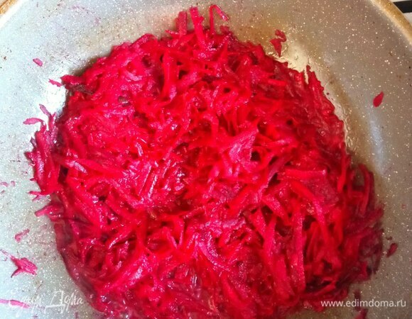 Свеклу трем на крупной терке и обжариваем на сливочном масле с добавлением капельки растительного, чтобы масло не горело, минут 20.