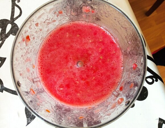 Помидоры очищаем от шкурки, режем и перемалываем в блендере.