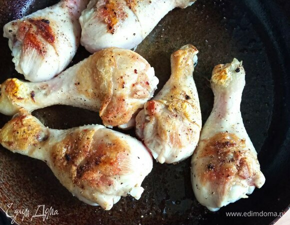 На оставшемся масле (сливочном и растительном) обжариваем до румяной корочки промытые и обсушенные бумажными полотенцами, слегка посоленные и поперченные голени. Перекладываем в посуду для тушения.