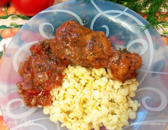 Подаем с любимым гарниром, полив соусом от тушения. Я взяла на гарнир пасту птитим. Приятного аппетита!