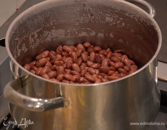 Фасоль заранее замочить, затем отварить согласно инструкции на упаковке.