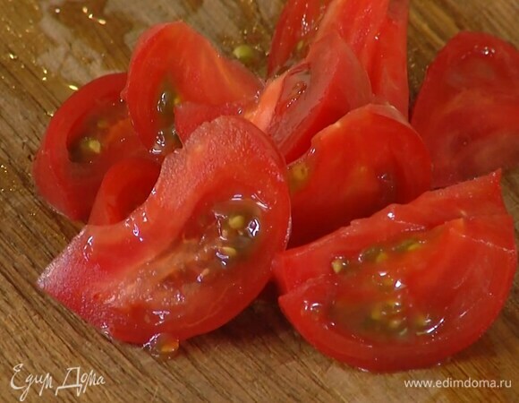 Помидоры нарезать дольками.