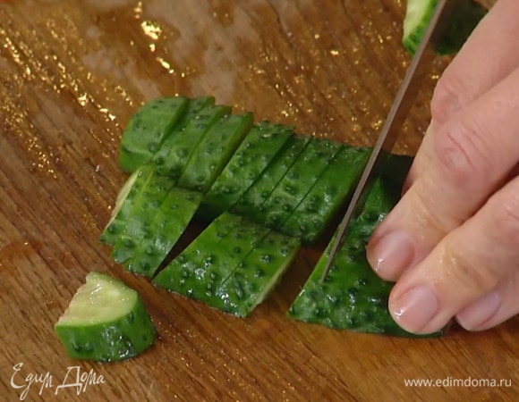 Огурцы нарезать полукружьями.