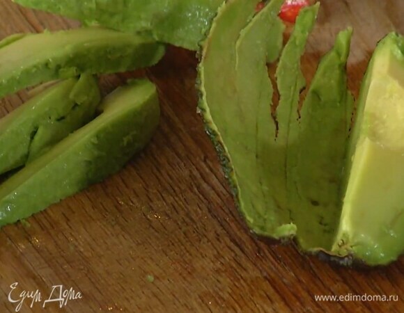 Авокадо почистить и, удалив косточку, нарезать тонкими полосками.