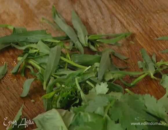 Листья базилика, кинзы и тархуна мелко порубить.