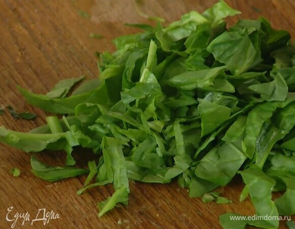 Шпинат порезать не слишком мелко.