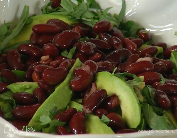 Нарезанные овощи и зелень выложить в салатник, добавить отваренную фасоль и все перемешать.