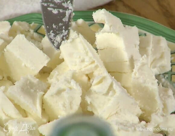 Фету нарезать маленькими кусочками.