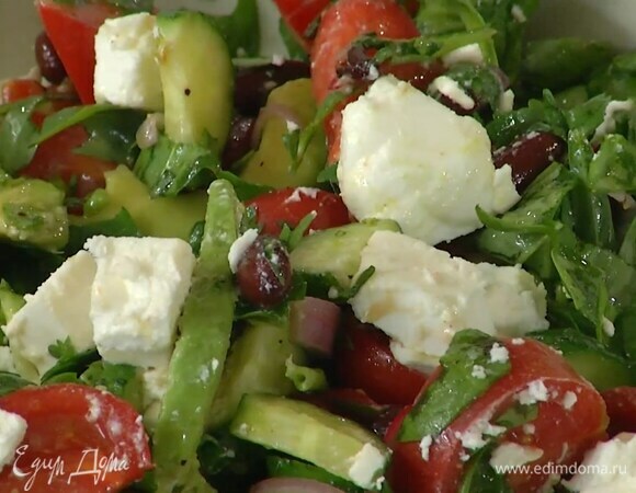 Салат посолить, поперчить, полить оливковым маслом, добавить лук с уксусом, фету и все перемешать.