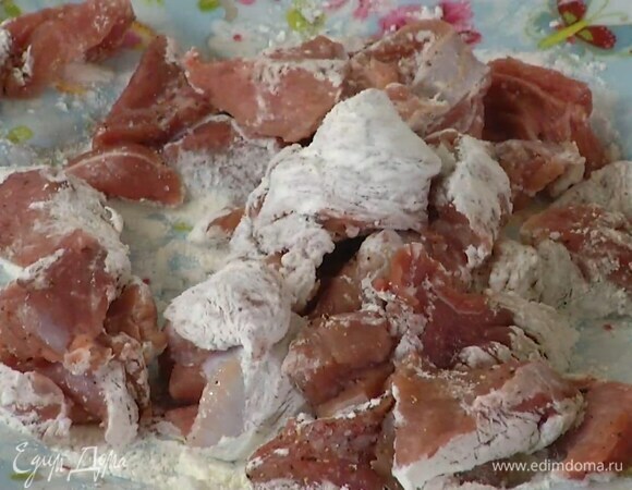 Индейку нарезать небольшими кусочками, посолить, поперчить и обвалять в крахмале.